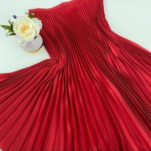 Club Monaco red knife pleat skirt ♥️